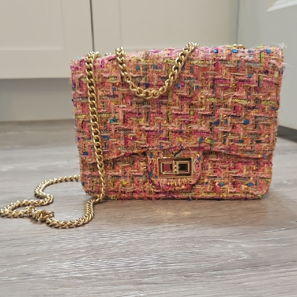 Textured Pink Tweed Crossbody Bag with Gold Chain Strap